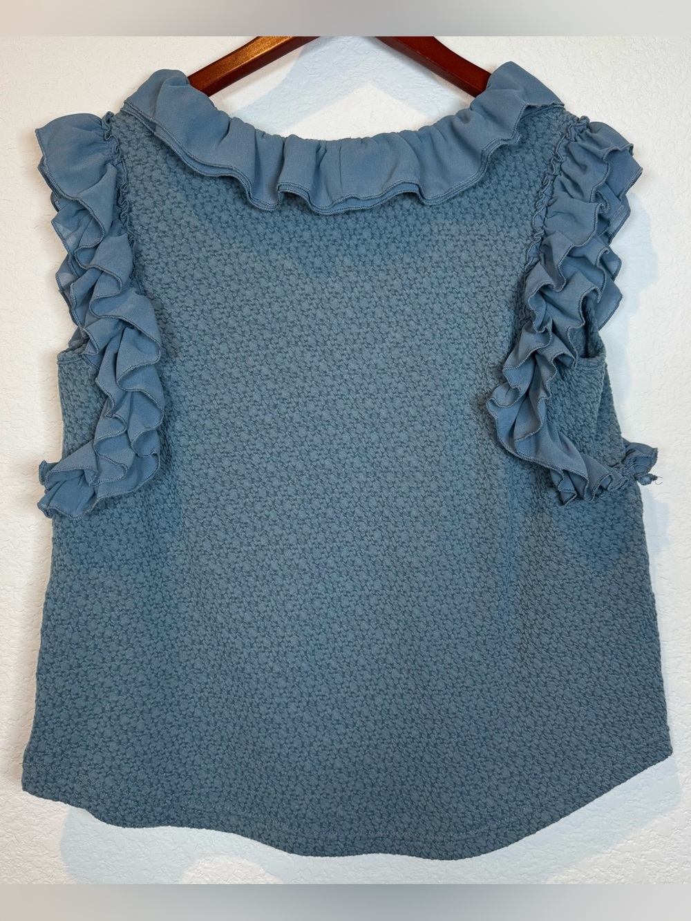 GiGio USA Women’s Blue Texture Knit Ruffle V-Neck Sleeveless Blouse Size Large - Picture 5 of 12